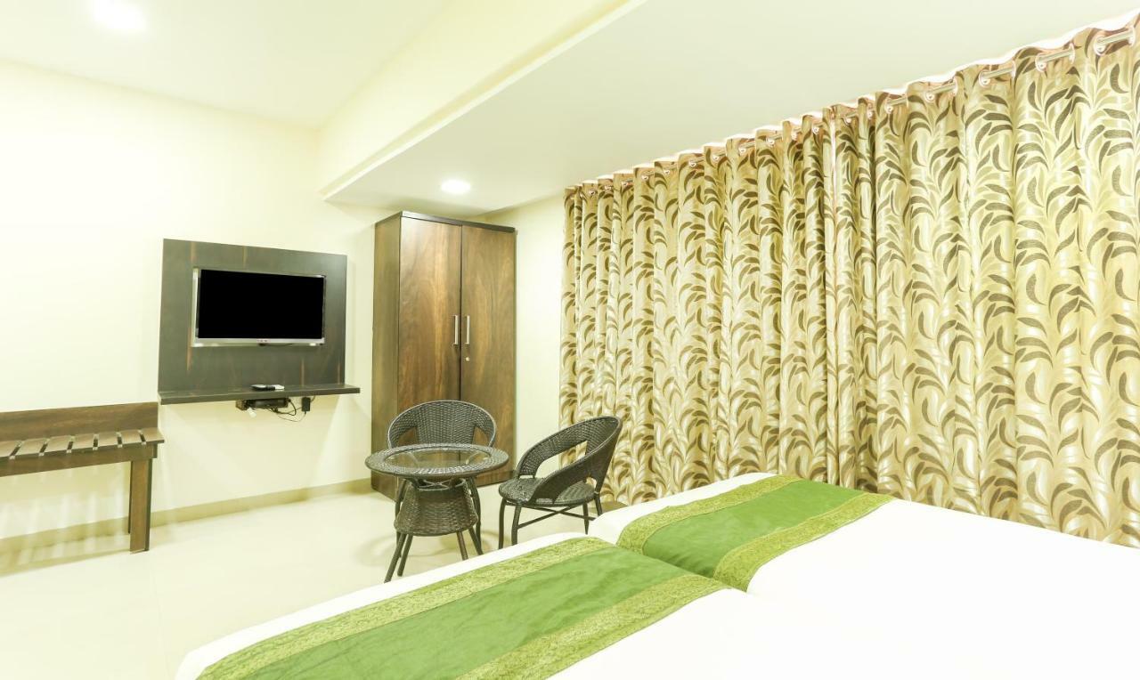 Treebo Trend Aviva Suites Мумбай Екстериор снимка